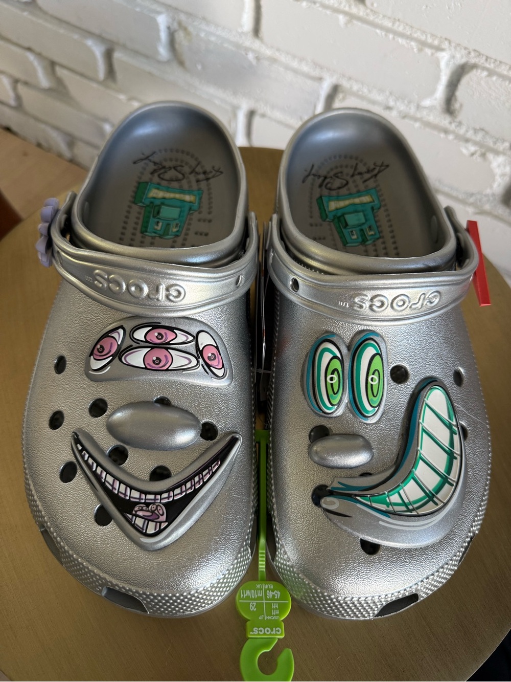 Kenny Scharf Classic Clog Silver Argent with Playful Face Charms - Silver M 11